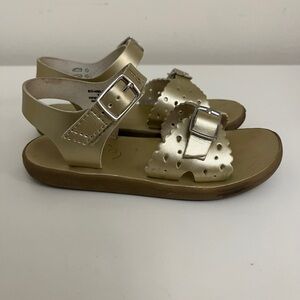 FootMates Girls Gold Scalloped Buckle Sandals Size 11 EEUC